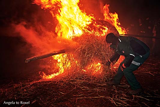 Fotografie: Anzünden der Osterräder beim Osterräderlauf in Lügde, Osterbrauch am Ostersonntag in Lügde, Feuer am Osterberg, Teutoburger Wald 2016