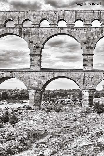 Die römische Aquäduktbrücke Pont du Gard, schwarzweiß, monochrom, Hochformat - Sehenswürdigkeit in Languedoc-Roussillon, Südfrankreich 2016