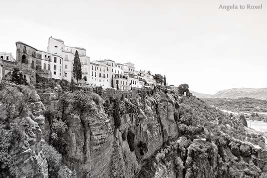 Fotografie von Ronda, die weiße Stadt liegt an der Schlucht von El Tajo, an der Straße der weißen Dörfer, monochrom, Andalusien 2016 - Stockfoto