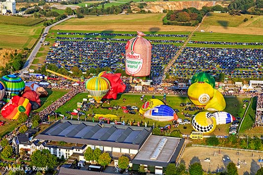 Fotografie: Startfeld A bei der 26. Warsteiner Internationalen Montgolfiade, Heißluftballone von oben beim Abendstart, Luftbild - Warstein 2016