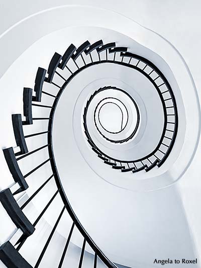 Fotografie: Wendeltreppe, Treppenhaus von unten, Spirale, spiralförmig, Schritt für Schritt, step by step, Symbol, monochrom, Hochformat. Hannover