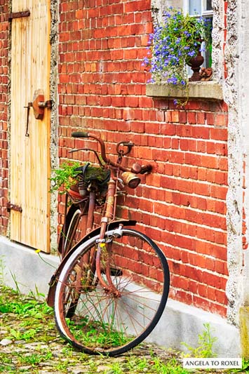 Fotografie: Altes rostiges Fahrrad lehnt an einer Hauswand in Worpswede, vor einem Bauernhaus imTeufelsmoor, Niedersachsen - Bildlizenz, Stockfoto