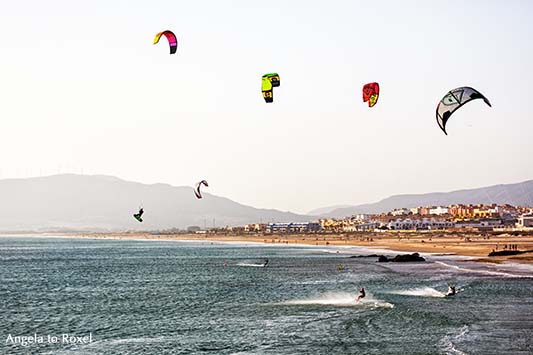 Fotografie: Kitesurfer am Strand von Tarifa bei Ostwind, Gleitschirme am Himmel über Tarifa, Abendstimmung am Meer, Costa de la Luz, Andalusien, Spanien