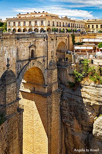 Fotografie: Die Brücke Puento Nuevo über die Schlucht El Tajo, Brückenbauwerk in der Stadt Ronda in der andalusischen Provinz Málaga im Süden Spaniens