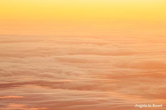 Fotografie: Über den Wolken, Sonnenuntergang in Pastellfarben, Wolkenmeer über den kanarischen Inseln, Luftbild aus einem Flugzeug, Bildlizenz