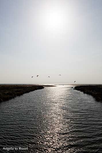 Mündung des Rio Jara in den Atlantik, beliebter Spot für Kitesurfer in Tarifa, Costa de la Luz, Andalusien, Fotografien - Angela to Roxel