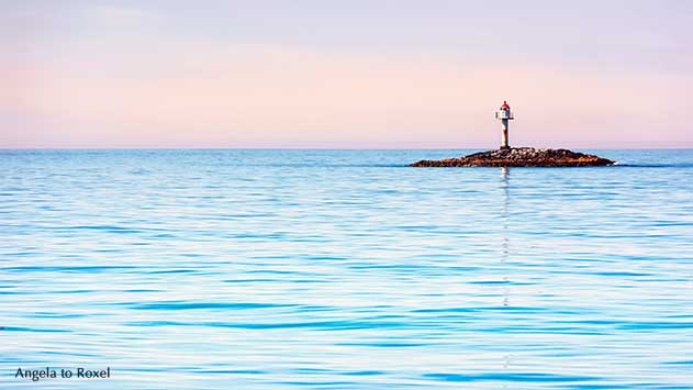 Leuchtturm auf einer kleinen Insel vor der Küste von Bleik, Vesterålen, Norwegen, Abendlicht |  Ihr Kontakt: Angela to Roxel