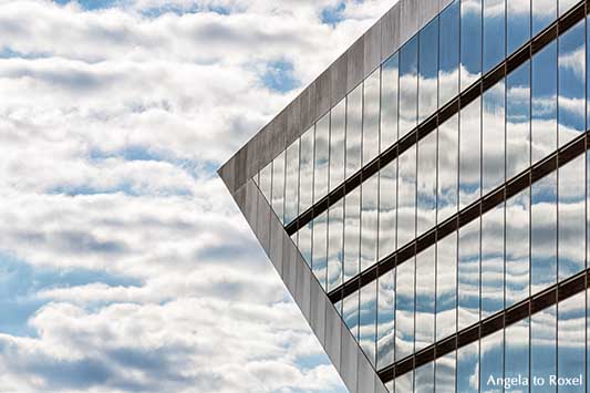 Architektur Bilder kaufen: Dockland Hamburg, Detail, leicht bewölkter Himmel spiegelt sich in der Fassade, Bürogebäude am Fähranleger, Altona-Altstadt