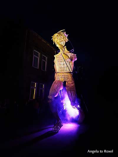 Vénus, a personal travel - Eindrucksvolle Straßenparade von L'Homme Débout beim 14. Internationalen Straßentheater-Festival in Holzminden, Juni 2017