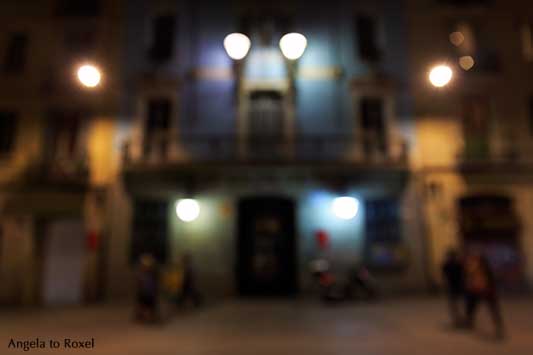 Barcelona-Gracia am Abend, defokussierte Aufnahme von Passanten vor beleuchteter, farbenfroher Fassade | Fotografien kaufen - Angela to Roxel