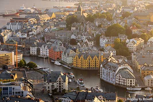 Blick von oben auf das Stadtzentrum von Ålesund im Abendlicht, More og Romsdal, Norwegen - Architektur Bilder kaufen | Angela to Roxel