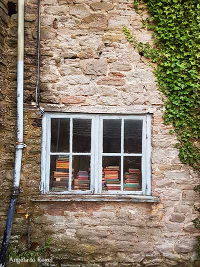 Altes Holzfenster in einer Steinmauer, dahinter antiquarische und gebrauchte Bücher, Bücherstapel, Hay-on-Wye, Wales | Ihr Kontakt: Angela to Roxel