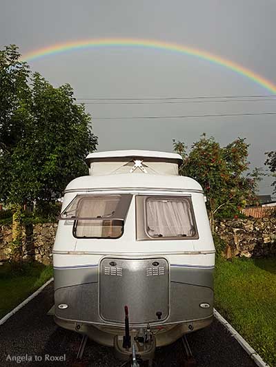 Retro Caravan Eriba Touring, Wohnwagen mit Hubdach unter einem Regenbogen im Südwesten Irlands - Fotografien kaufen | Ihr Kontakt: Angela to Roxel 