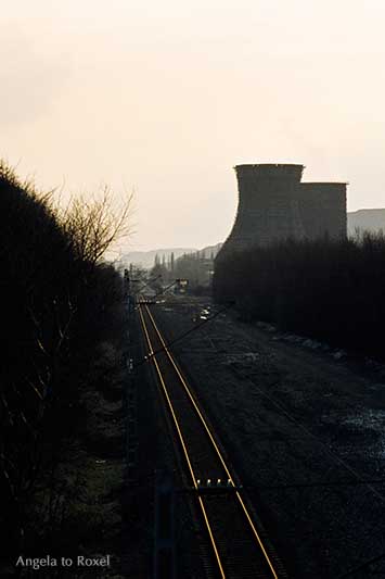 Zwei Kühltürme an einem Bahngleis, analoge Gegenlichtaufnahme im Winter 1981 in Gelsenkirchen | Fotografien kaufen - Ihr Kontakt: Angela to Roxel