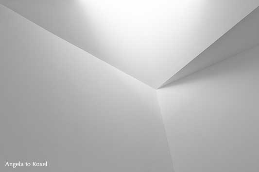 Abschied vom rechten Winkel, Architektur ohne rechte Winkel, weiße Wände und Decken im Licht | Architektur und Bilder - Angela to Roxel