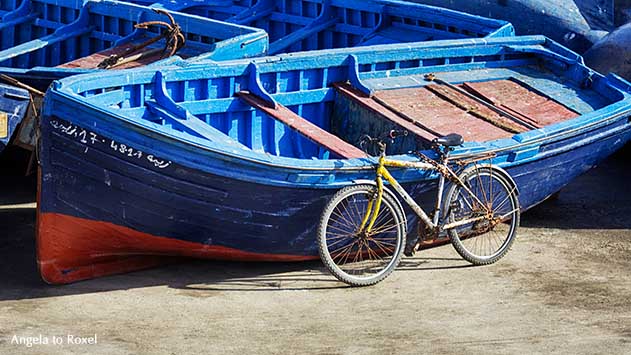 Fotografie: bike n boat, altes Fahrrad vor blauen Booten im Fischereihafen von Essaouira, Marokko | Kunstfotografie kaufen - Angela to Roxel