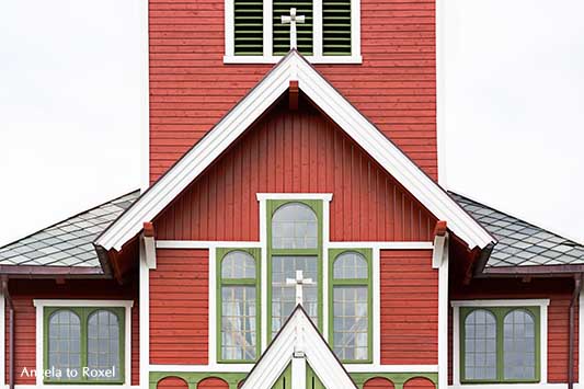 Buksnes kirke, Detail einer Stabkirche in Norwegen, Giebel, Fenster und zwei Kreuze, Kirche im Drachenstil, aus Holz gebaut, Gravdal, Lofoten, Nordland