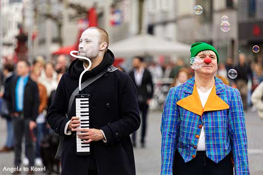 Zwei Clowns mit Musikinstrument und Seifenblasen, Walkact mit Clowns in der Innenstadt, Spontanität am Jahnplatz in Bielefeld | Angela to Roxel