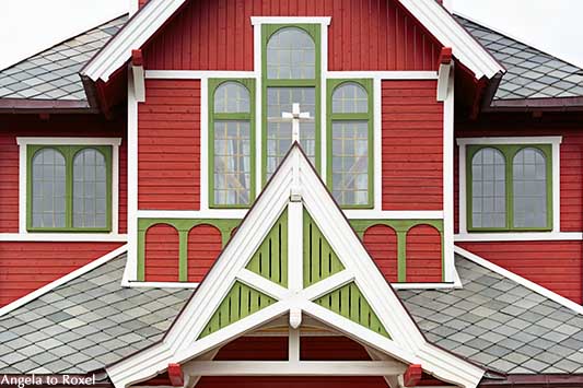 Detail einer Stabkirche auf den Lofoten, Fenster und Giebel, Kirche im Drachenstil, aus Holz gebaut, Buksnes Kirche, Lofoten, Norwegen - Angela to Roxel