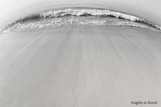 Fisheye-Aufnahme der Brandung am Meer, Strand bei Wenningstedt auf Sylt an der Nordsee, schwarzweiß | Landschaftsbilder kaufen - Angela to Roxel