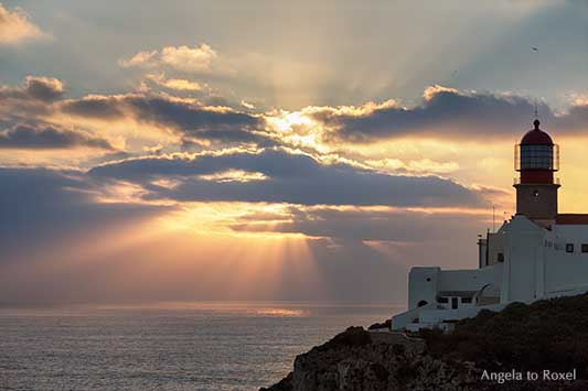 Leuchtturm Cabo de São Vicente bei Sonnenuntergang, Südwestspitze des europäischen Festlands, Steilküste bei Sagres, Algarve, Portugal | A. to Roxel