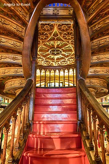 Imposanter Treppenaufgang, geschwungene Holztreppe in der Buchhandlung Livraria Lello, Buchladen in Porto, Portugal | Angela to Roxel