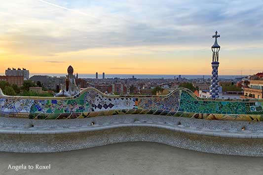 Park Güell ohne Besucher am frühen Morgen, stimmungsvoller Blick auf Barcelona bei Sonnenaufgang, Carmel Hill, Katalonien - Angela to Roxel