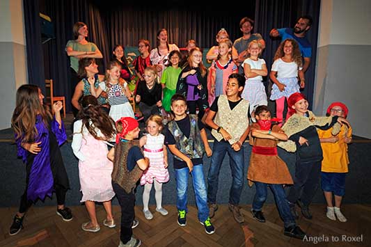 Gruppenfoto nach dem Theater-Workshop "Märchenhafte Heimat - Geschichten über Identität" am 26.08.2017 in Brakel, Höxter, Weserbergland | A. to Roxel