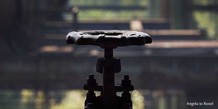 Ventil, Armatur im Hüttenwerk, Industriekultur im Ruhrgebiet, Gegenlichtaufnahme, close-up | Fotografien kaufen - Angela to Roxel