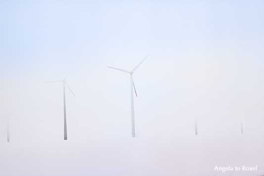 Windräder verschwinden im Nebel, Sonnenaufgang an einem kalten Wintermorgen im Schnee, Weserbergland | Fotografien kaufen - Angela to Roxel