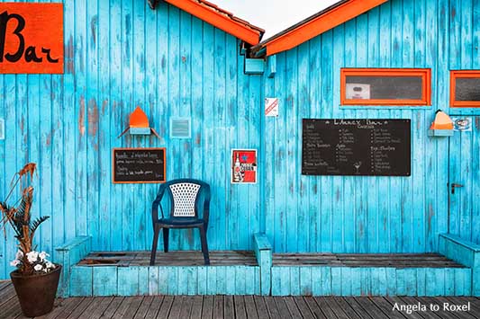 Bar am Atlantik, Terrasse vor einem blau und orange gestrichenen Holzhaus, Fassade auf der Île d’Oléron, Frankreich | Angela to Roxel