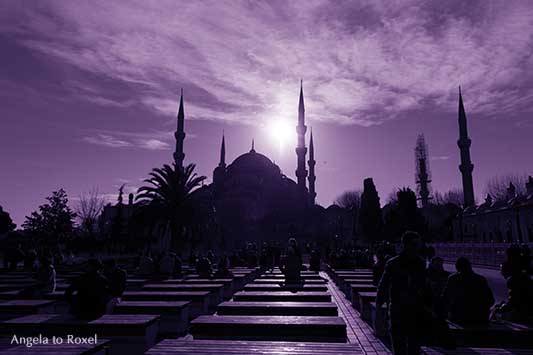 Menschen in Istanbul, im Hintergrund die Blaue Moschee, Sultan-Ahmed-Moschee, Silhouetten im Gegenlicht, monochrom, ultraviolett | Angela to Roxel