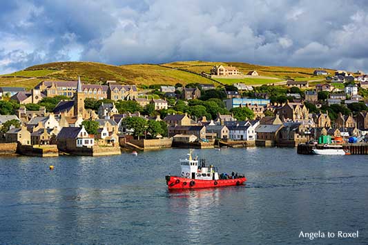 Stromness auf der schottischen Insel Mainland (Orkney, Schottland) vom Wasser aus gesehen, genannt die "graue Stadt am Meer" | Angela to Roxel