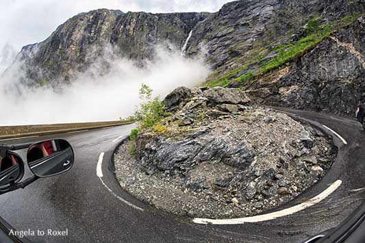 Abfahrt am Trollstigen: Der Weg ist das Ziel, Fisheye-Aufnahme, Haarnadelkurve mit Wasserfall Stigfossen, Passstraße in Norwegen - Angela to Roxel