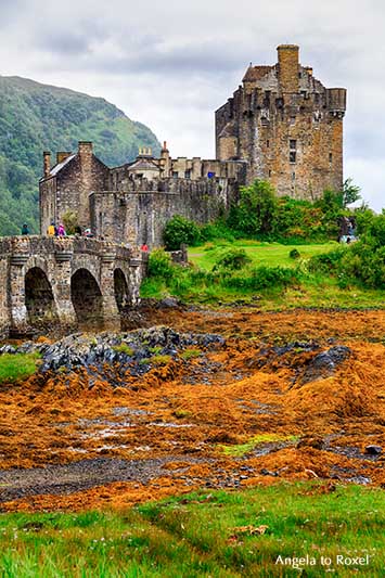 Eilean Donan Castle, Blick auf die steinerne Brücke und die Burg, Touristen-Attraktion und Filmkulisse in Schottland | Fotografie Bilder kaufen