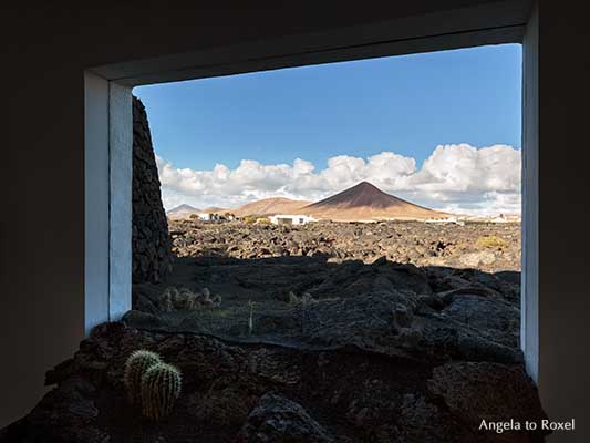 Volcano house, Fenster mit Lavafluss, im Hintergrund Vulkanlandschaft, Fund. César Manrique, Tahíche, Lanzarote, Kanarische Inseln | Angela to Roxel