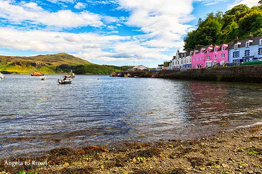 Idylle im Hafen von Portree, pinkfarbene Häuser, eine farbenfrohe Häuserreihe am Quai, Isle of Skye, Hochland, Schottland |  Angela to Roxel