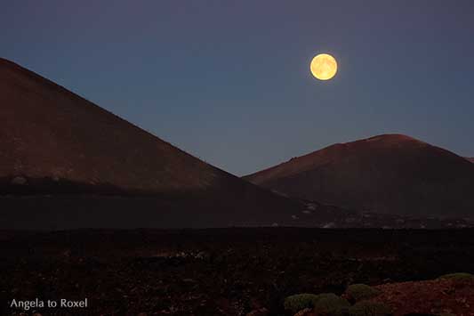 Moon over Timanfaya, Vollmond über den Montañas del Fuego, Feuerberge im Nationalpark Timanfaya, Vulkane und Lavafelder, Lanzarote | Angela to Roxel