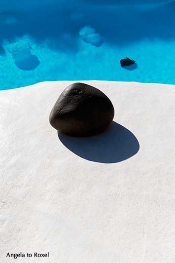 Schwarzer Lavastein am Pool in Jameos del Agua, von César Manrique erbaute Anlage im Lavafeld des Vulkans Monte Corona, Lanzarote | Angela to Roxel