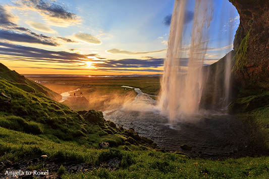 Der Seljalandsfoss beim Sonnenuntergang, dahinter zwei Personen beim Fotoshooting, Sudurland, Südisland 2018