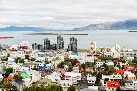 Blick von der Hallgrimskirkja über die bunten Dächer von Reykjavik auf die Hochhäuser am Meer, Island 2018 - Angela to Roxel | Fotografien